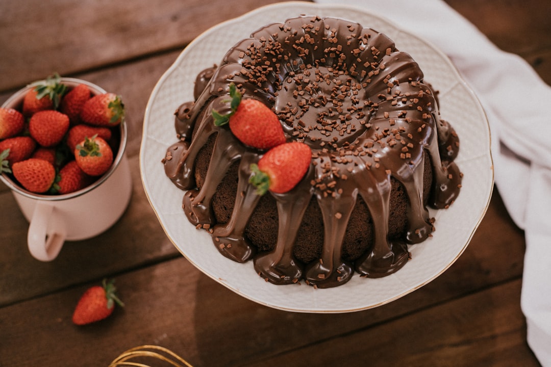 Bolo artesanal de chocolate decorado com morangos